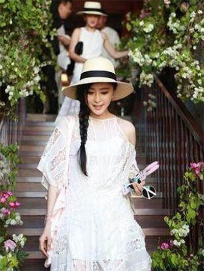看看女星們花式戴草帽的帽子戲法！