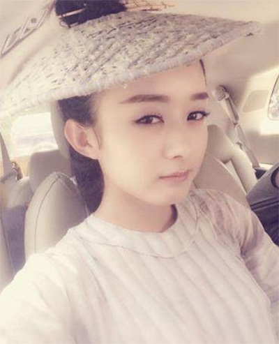 看看女星們花式戴草帽的帽子戲法！